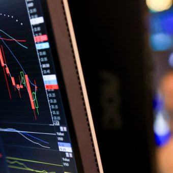 Ảnh minh họa từ ${$node["Webhook1"].json.body.source_name} về tài chính