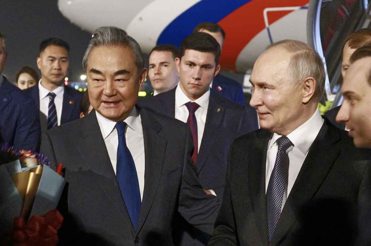Ngoại trưởng Trung Quốc đón Tổng thống Putin - Nguồn ảnh: vtcnews.vn