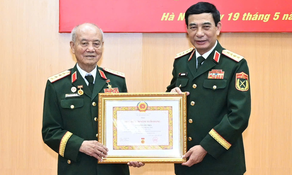 Đại tướng Phạm Văn Trà nhận Huy hiệu 70 năm tuổi Đảng - Nguồn ảnh: vtcnews.vn