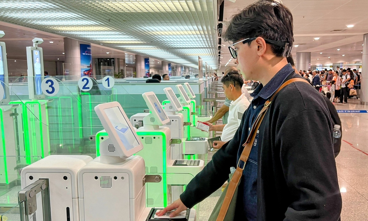 Phạt tiền xuất cảnh khi không khai báo tiền, vàng - Nguồn ảnh: vtcnews.vn