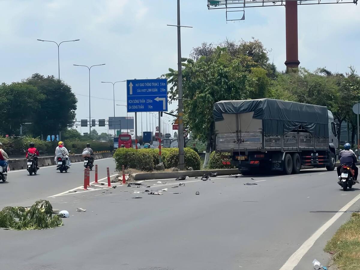 Gia đình 3 người gặp nạn sau va chạm với xe tải - Nguồn ảnh: vtcnews.vn