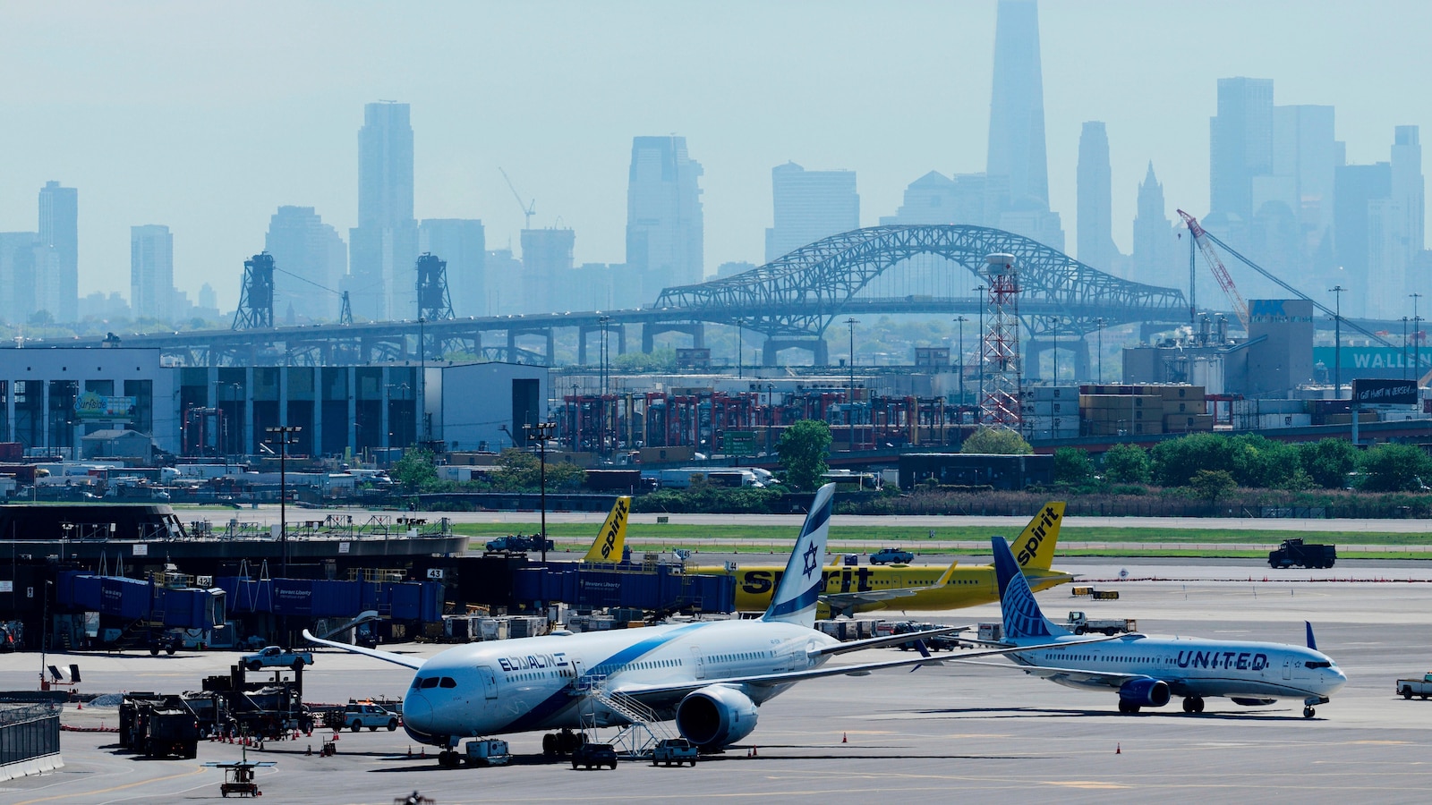Sự cố máy bay United Airlines va chạm cột đèn - Nguồn ảnh: abcnews.com