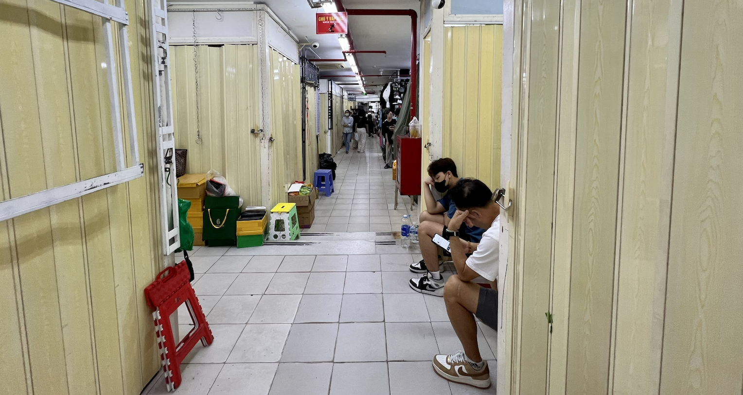 Quản lý thị trường kiểm tra Saigon Square - Nguồn ảnh: vietnamnet.vn
