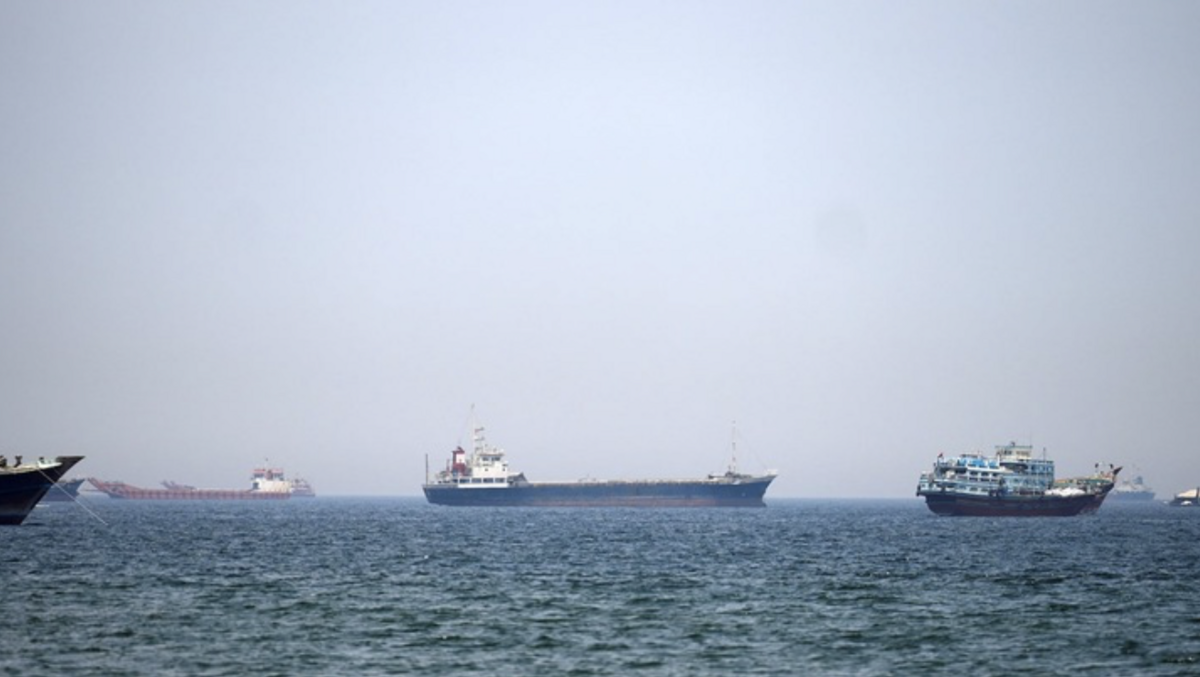 Tàu buôn Mỹ băng qua eo biển Hormuz - Nguồn ảnh: vtcnews.vn