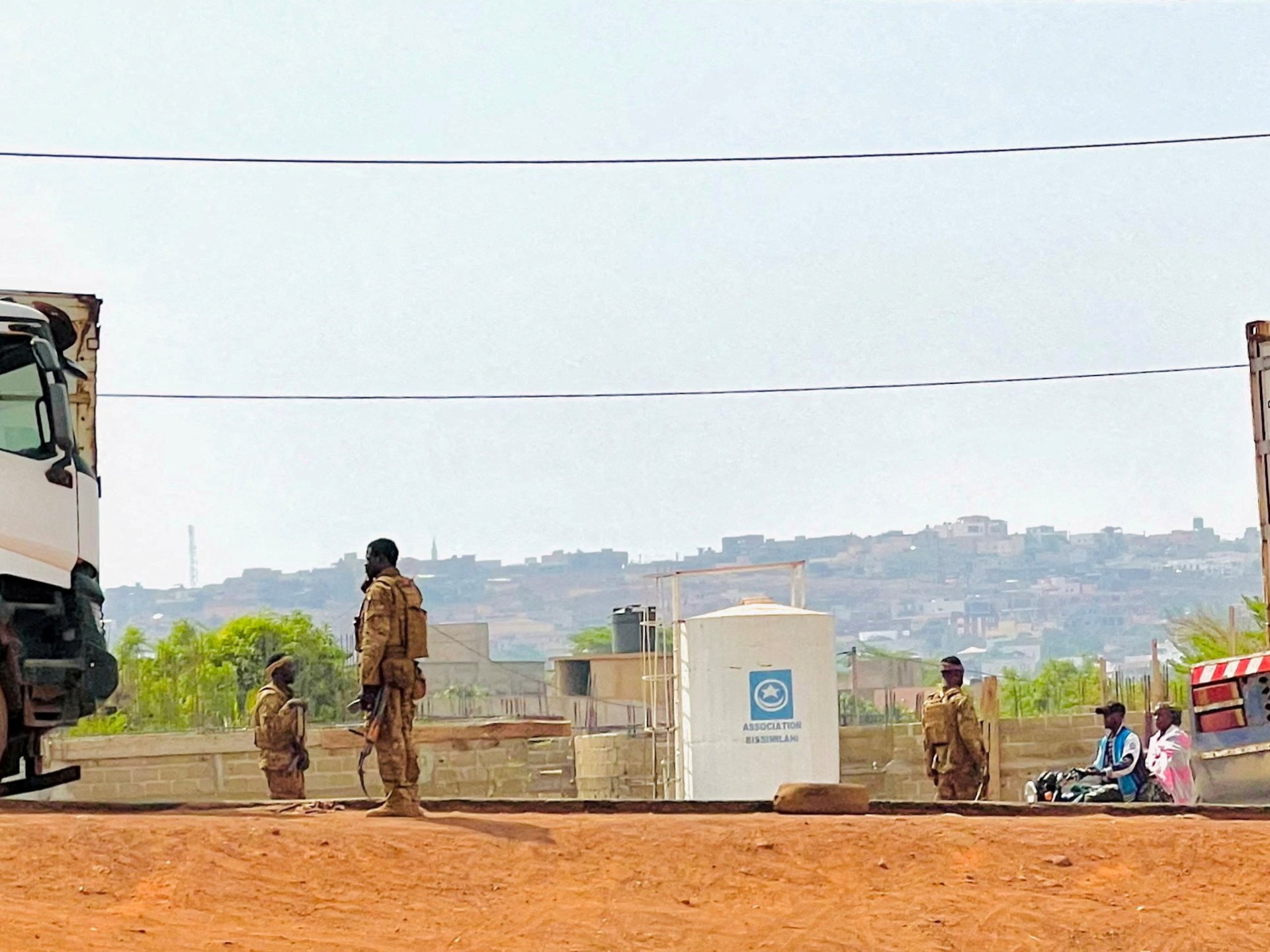 Mali điều tra binh sĩ - Nguồn ảnh: aljazeera.com