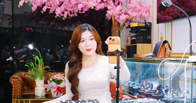 CEO LuxJy Jewelry trực tiếp bán hàng trên livestream - Nguồn ảnh: vietnamnet.vn