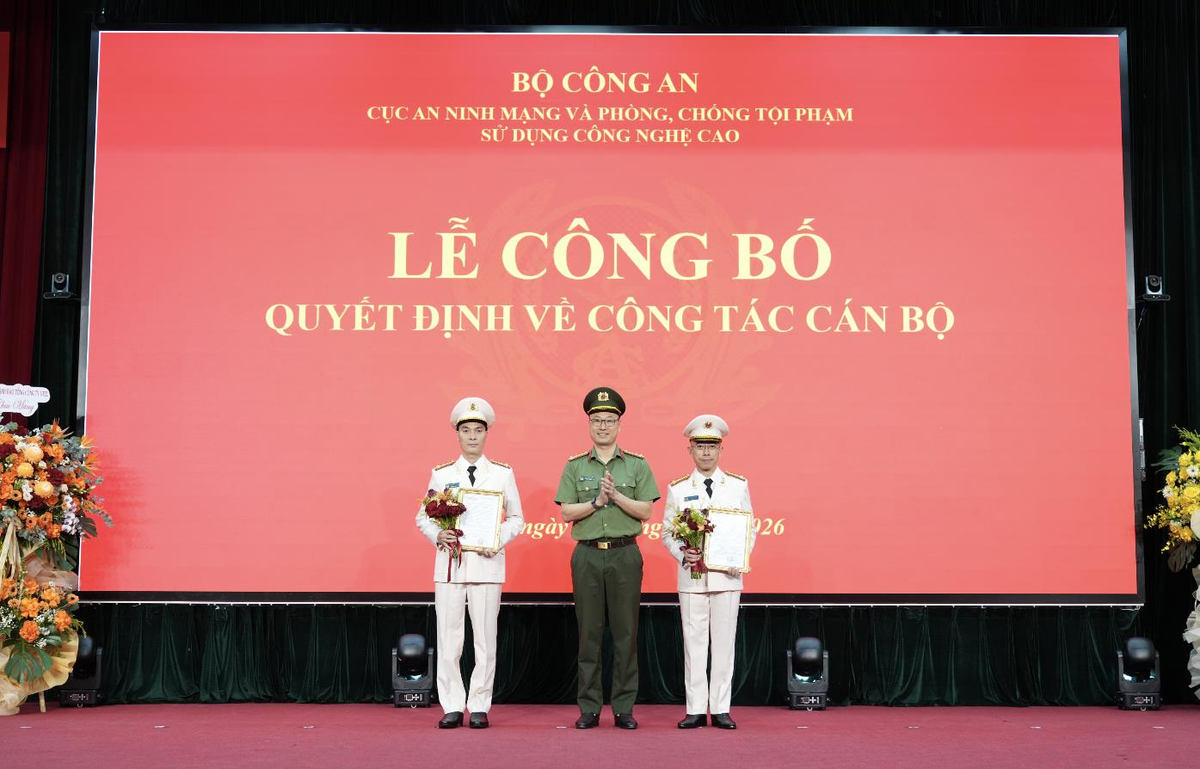 Phong cấp thượng tá cho lãnh đạo FPT Telecom - Nguồn ảnh: cafef.vn