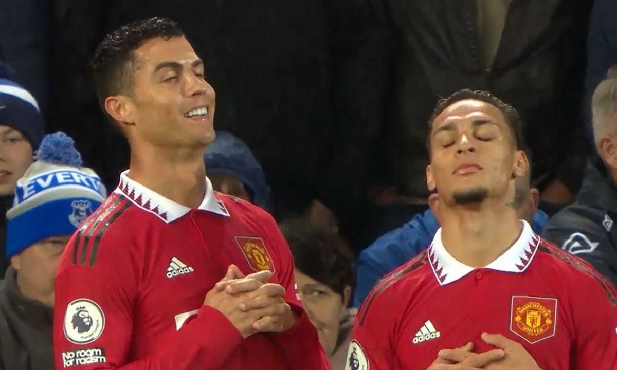 Antony xấu hổ khi đứng trước cơ thể của Ronaldo - Nguồn ảnh: vnexpress.net